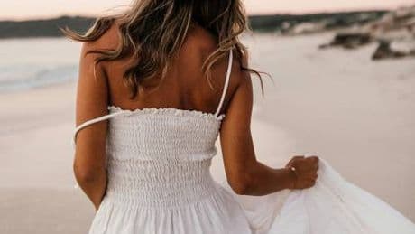 Over 50, l'eleganza anche in spiaggia: cosa indossare sopra il costume