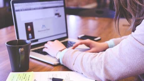 Un estudio analiza las causas de la procrastinación universitaria y propone estrategias para reducir su impacto académico y emocional