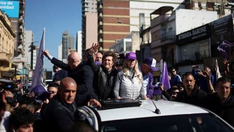 Milei, evacuado de un acto electoral tras lanzarle objetos unos manifestantes opositores