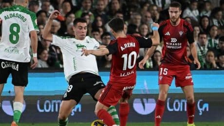 Racing de Santander y Mirandés se miden con ambiente de gala en El Sardinero
