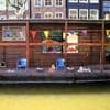 Amsterdamse grachten krijgen trapjes om katten te helpen die in het water vallen: bijna 20 poezen verdronken in zes maanden