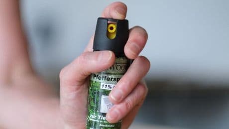 Großeinsatz: 17-Jährige versprühen Pfefferspray in Schule - 19 Verletzte
