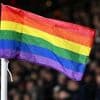 Von einer Bar in Prenzlauer Berg: Touristen stehlen Regenbogenflagge und fahren damit davon