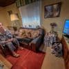Arlette (92) kijkt al 31 jaar lang élke dag naar Blokken: “Als het begint, moet iedereen mijn huis uit”