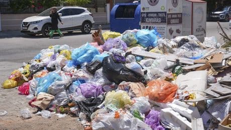 Buca'da "düzensiz maaş" eylemi 8 gündür sürüyor: Çöp yığınları oluştu