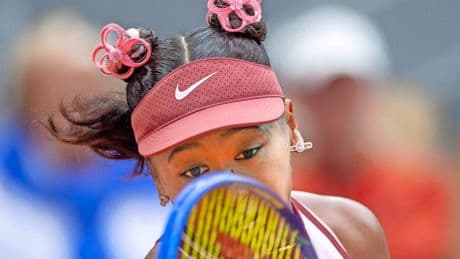 Roland Garros: Naomi Osaka pakt uit met opmerkelijke look, maar moet haar nagels tijdens de wedstrijd inkorten