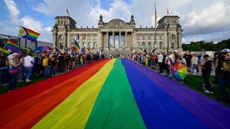 Riesige Regenbogenflagge vor Reichstagsgebäude enthüllt
