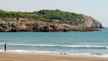 Muere un bañista de 40 años en la playa del Far de Sant Cristòfol, en Vilanova i la Geltrú