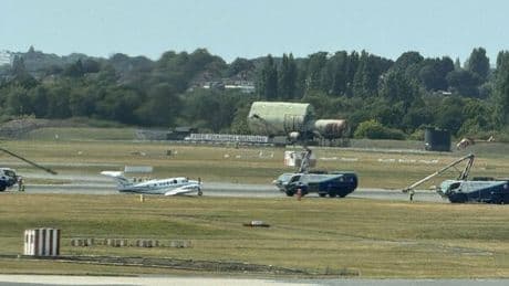 Birmingham, emergenza in volo e atterraggio d'emergenza all'aeroporto: collassato il carrello, scalo chiuso