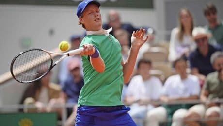 Jannik Sinner maakt op Roland Garros einde aan loopbaan Richard Gasquet, Novak Djokovic ondanks voetkwaal door