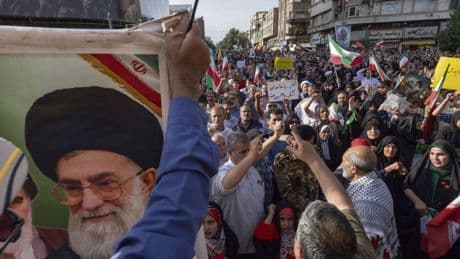 États-Unis : après les bombardements, Donald Trump brandit la menace d’un changement de régime en Iran