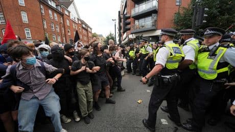 Keir Starmer cede a la presión de la ultraderecha y publicará el nombre y la etnia de los presuntos agresores sexuales