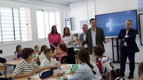 Moreno anuncia un nuevo plan de 55 millones para mejorar la climatización de las aulas andaluzas