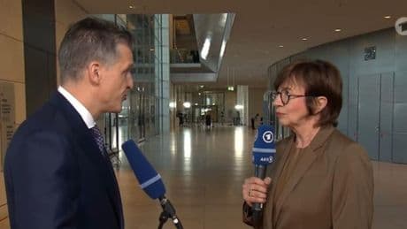 Moma-Moderatorin bohrt zweimal nach, dann macht Frei ein großes Geld-Versprechen
