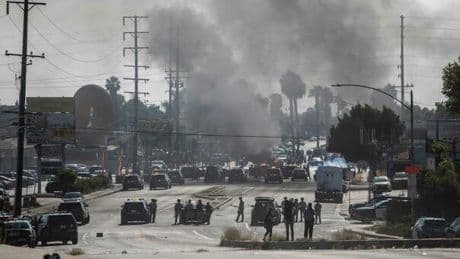 Scontri a Los Angeles, cosa sta succedendo? La protesta contro i raid anti-immigrazione mette in crisi Trump. Si teme militarizzazione