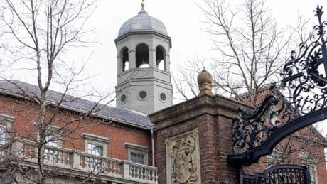 Trump prohíbe a Harvard admitir estudiantes extranjeros porque fomentan «la violencia, el antisemitismo y el comunismo chino»