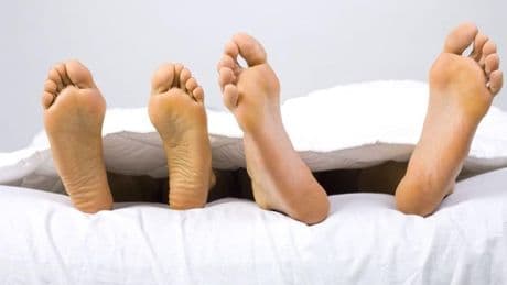 Los trucos de un médico especialista para dormir fresco en una noche calurosa sin encender el aire acondicionado