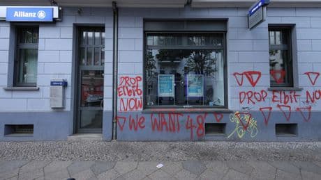 Staatsschutz ermittelt - Israel-Hass auf Büro-Scheibe in Berlin geschmiert