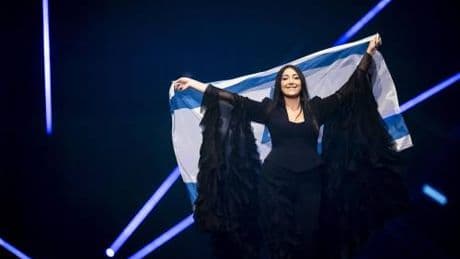 Eurovision, fischi nell'arena per la cantante israeliana e scontri all'esterno tra pro Pal e polizia