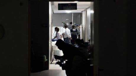 Hojas de calco, gasóil y bombonas de oxígeno: así superaron el histórico apagón los médicos en los hospitales