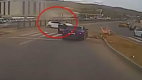 Otomobilin refüje çarptığı kaza kamerada