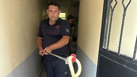 Eve giren yılan korkuya neden oldu