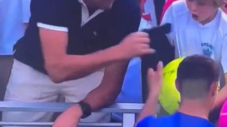 El empresario que quitó a un chico la gorra que le regalaba el tenista Majchrzak en el US Open afirma que se la ha devuelto: "No fue mi intención robarle"