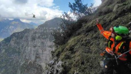 Muore a 63 anni durante un'escursione, volo di 60 metri. Gli amici: «Si è staccato un masso e lui è caduto»