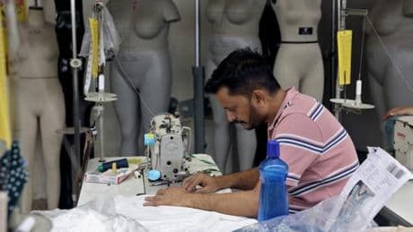 A Noida, la « cité indienne du vêtement », les usines paralysées par les surtaxes américaines