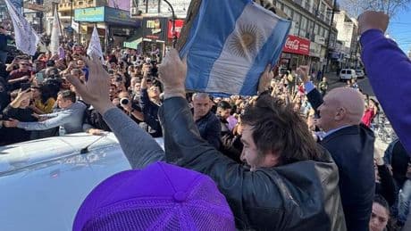 Reciben a pedradas a Milei durante una caravana electoral en la periferia bonaerense