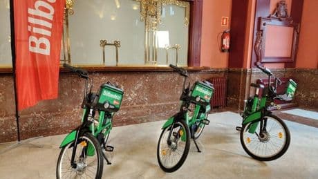 Así son las nuevas bicicletas de Bilbao: verdes, con IA, sistema antivandalismo y pago por uso