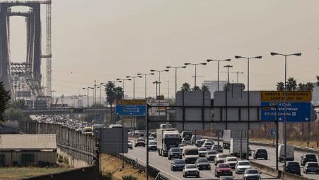 Los incendios marcan el puente de agosto: carreteras cortadas, trenes suspendidos y retenciones