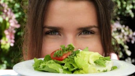 Mujer, con carrera universitaria y viviendo sola, así es el perfil de la mayoría de vegetarianos que existen en España