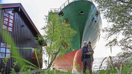 Stuurman van containerschip dat bijna huis ramde aangeklaagd voor nalatigheid