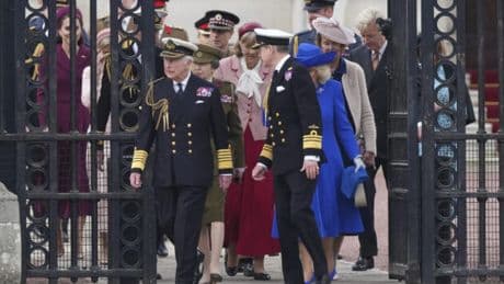 Re Carlo III appare con Camilla, William, Kate e i nipoti per celebrare la fine della II Guerra Mondiale: tutti uniti contro il “pettegolezzo” lanciato da Harry