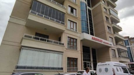 Eşini öldürüp, ihbar etti, başında bekledi