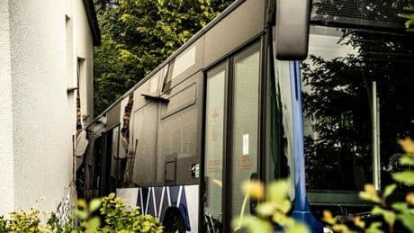 Kurioses: Führerloser Linienbus rammt Wohnhaus