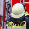 Dachstuhlbrand in Berlin-Spandau: Löscharbeiten an Einfamilienhaus – Rauchentwicklung stadteinwärts