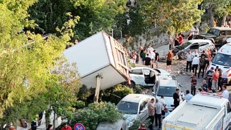 Freni patladı dehşet saçtı: 10 araç pert, 6 yaralı