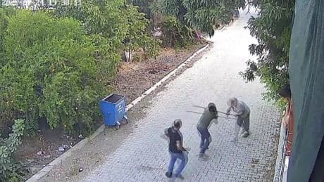 Oğullarına kurşun yağdırdı... Cani babadan sokak ortasında dehşet