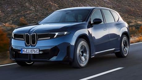 Debutta la Bmw iX3, il Suv elettrico ha autonomia record e un parabrezza che diventa uno schermo