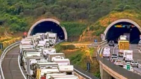 Incidente A1 lungo la ?Variante di Valico?: tre morti e due feriti in galleria. Grave anche una bambina. L'auto si era fermata. Coda di 7km e corse riaperte al traffico