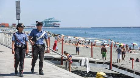 Voltri, giallo sulla spiaggia: due auto abbandonate tra la sabbia