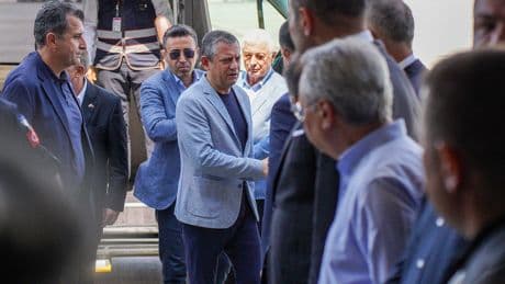 CHP lideri Özgür Özel, tutuklu başkan Böcek'i ziyaret etmek ve mitinge katılmak için Antalya'da