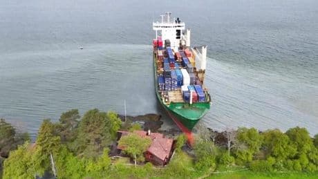 Un carguero de 135 metros encalla a pocos metros de una casa en Noruega
