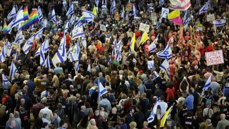 «On tue des enfants pour rien»: des dizaines de milliers d'Israéliens manifestent contre la guerre à Gaza