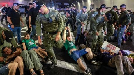 Israel se "detiene" para pedir la vuelta de los secuestrados y un acuerdo de tregua