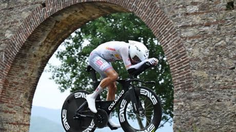 Juan Ayuso acaricia la &#039;maglia rosa&#039; del Giro de Italia: Del Toro cede en una etapa marcada por la lluvia