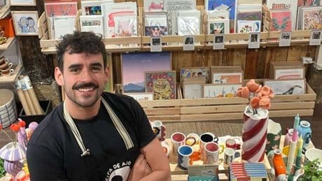 El dibujante '72 kilos' lanza sus 30 ilustraciones favoritas y las firma en esta tienda de Bilbao