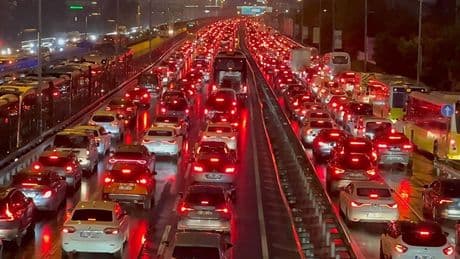İstanbul'da trafik çilesi: Yoğunluk yüzde 80'e ulaştı, köprüler kilit